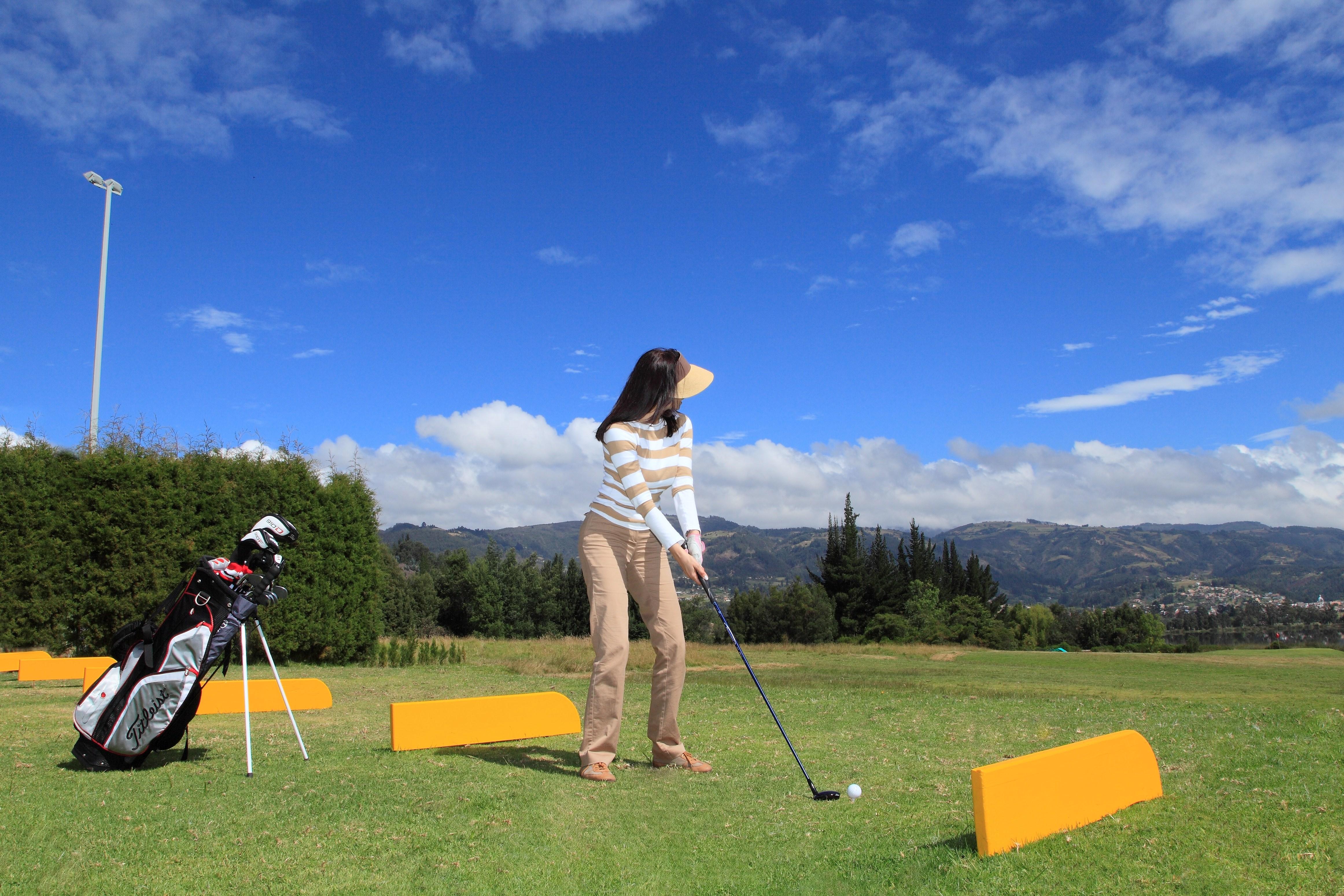 Estelar Paipa Hotel Spa&Y Centro De Convenciones Exterior foto A player teeing off on the 1st hole