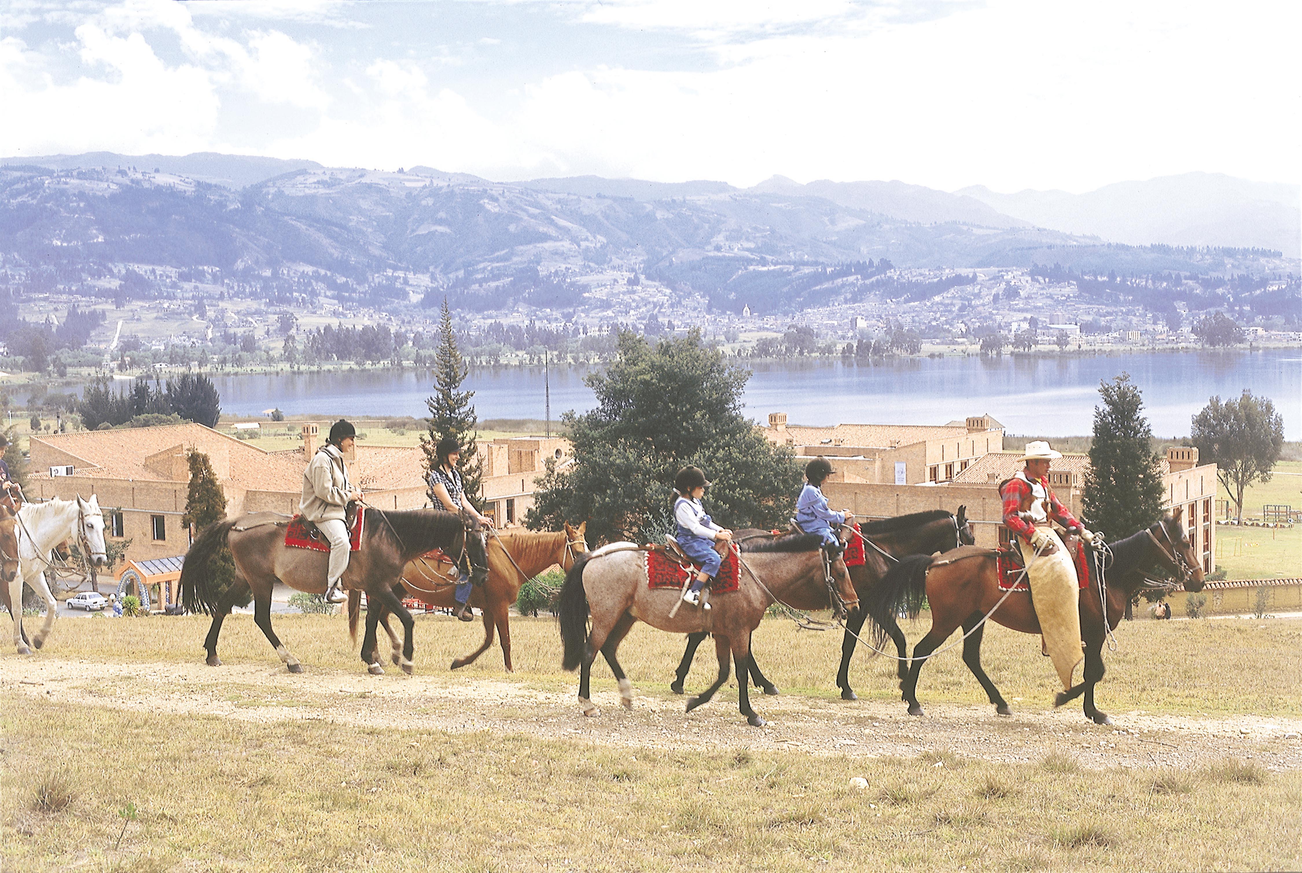 Estelar Paipa Hotel Spa&Y Centro De Convenciones Exterior foto Horse riders at Taos Pueblo